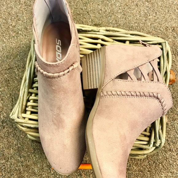 Blush pink booties - Picture 2 of 3